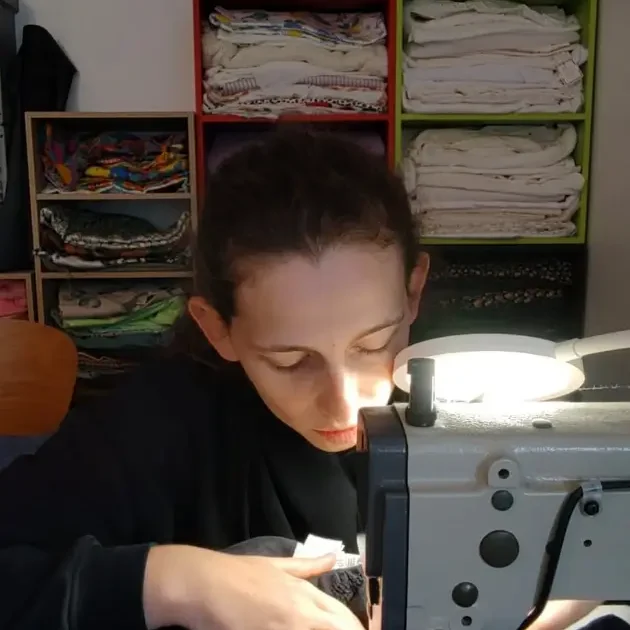 Marie concentrée sur sa machine à coudre