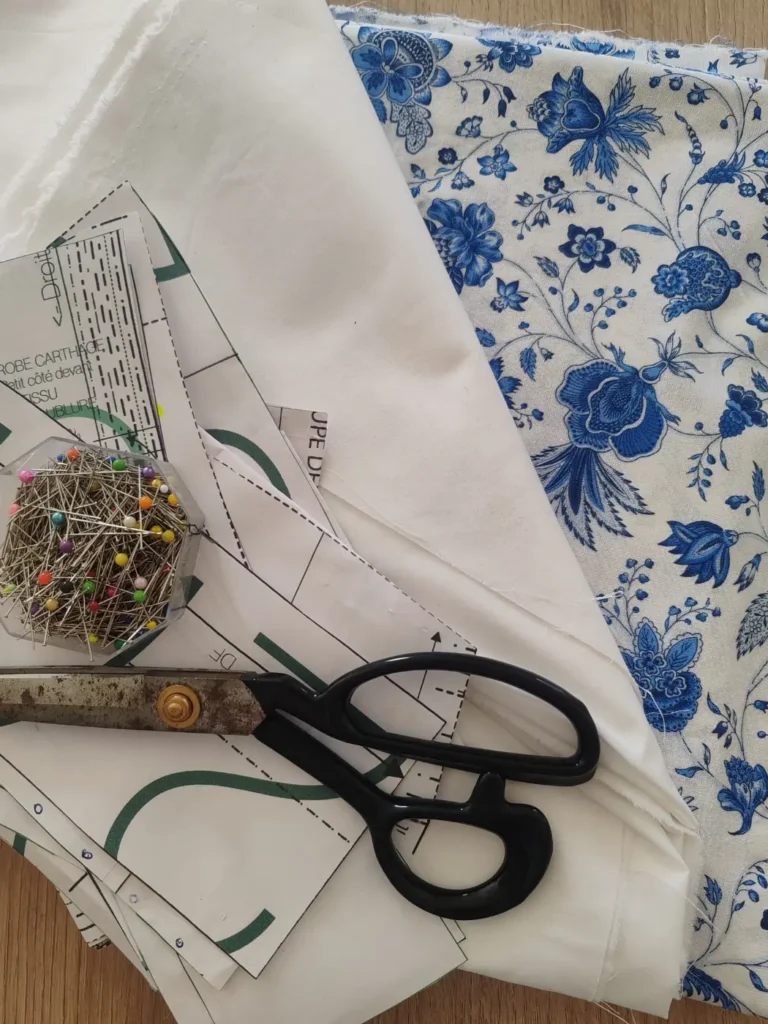 Tissus, patrons, ciseaux et épingles