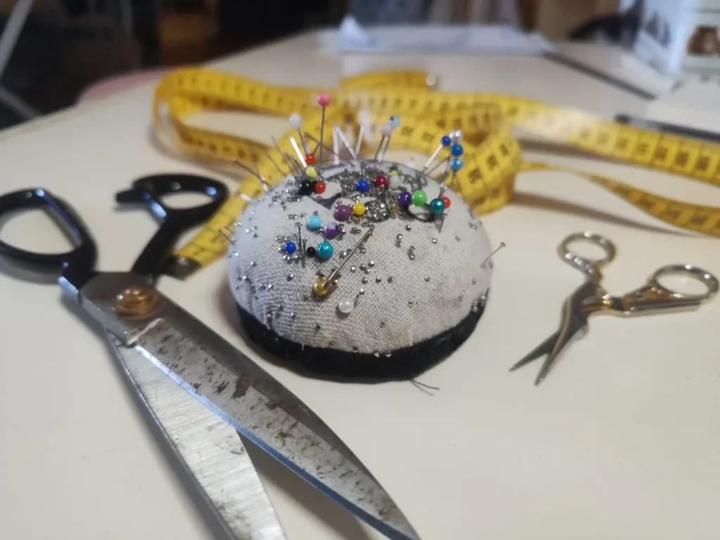 Le matériel de couture de Marie, ciseaux, mètre ruban et épingles